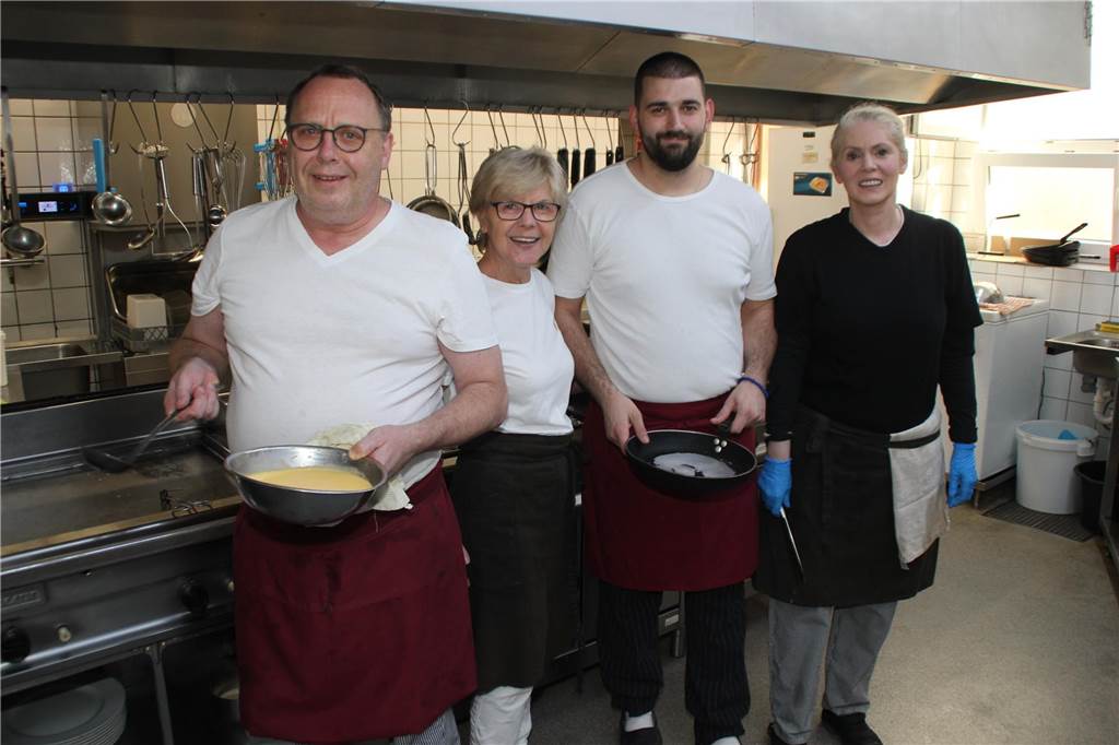 Bernd Masuk, Pauli Allegro, Andrej Cetenja und Suada Colovic (v.l.) sorgen in der Küche des Brambauer Traditionsrestaurant "Allegro" für die richtige Zusammensetzung aller Zutaten, um den Gästen ein erstklassiges Essen anzubieten.