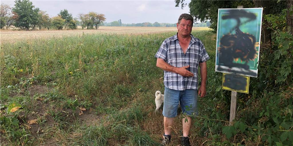 Waltroper Landwirt wütend: Beschmierte Schilder sollten Aufklärung bieten Bernd Middeldorf steht neben seinen beschmierten Schildern für die Blühstreifen.