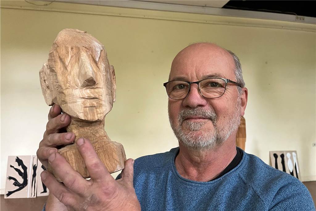 Köpfe, die CO₂ bewahren: Bernd Moenikes verbindet Kunst mit Klimaschutz Bernd Moenikes zeigt einen seiner CO₂-speichernden Köpfe.
