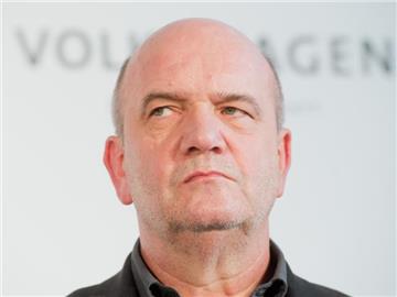 Bernd Osterloh im April 2016 bei einer Pressekonferenz im Volkswagenwerk in Wolfsburg. Foto: Julian Stratenschulte