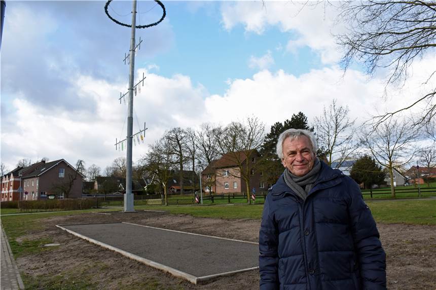 Sythener können ab sofort auf dem Dorfplatz „Schweinchen“ jagen Bernd Ostrowski stellte den neu gestalteten Dorfplatz in Sythen jetzt vor. Die Boule-Bahn ist bereits zum Spielen freigegeben.