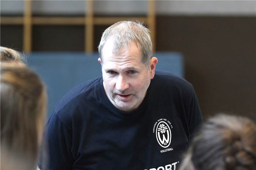 Aufschlagüben mit Sockenwerfen: Kreative Lockdown-Methoden bei den Nachwuchsvolleyballern Bernd Purzner hat sich für die Nachwuchsvolleyballerinnen des TV Werne etwas besonders ausgedacht.