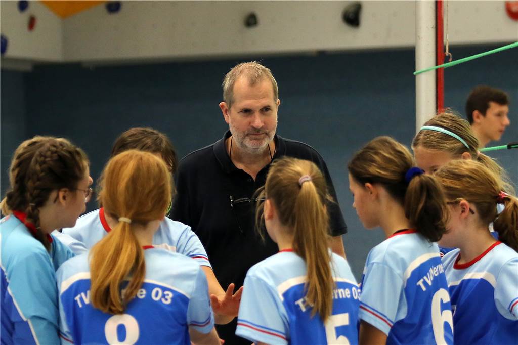 „Motivation ist im Keller“: Vereine und ihr Problem, Kinder während Corona für Sport zu begeistern Bernd Purzner mit Mädchen des TV Werne Volleyball.