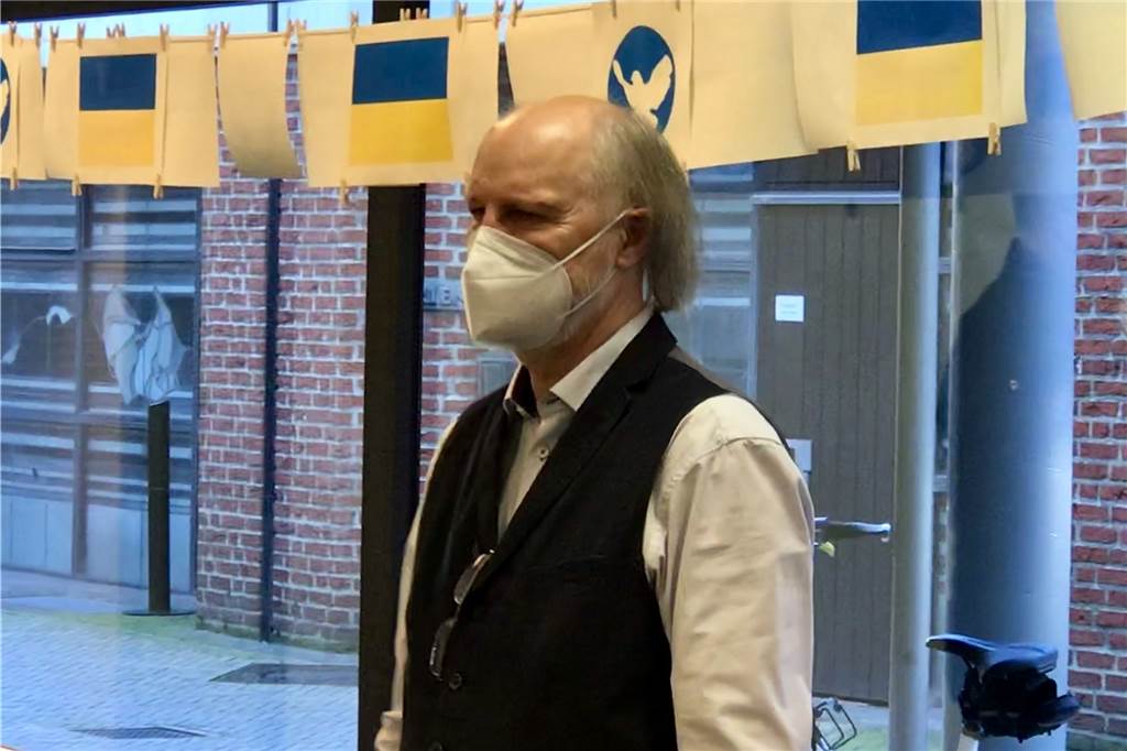 Kultur-Mitte Dorsten: Neuer Raum in Fußgängerzone als Kreativ-Treffpunkt Bernd Saalfeld (Virtuell-Visuell) hielt als Sprecher der Projektgruppe die Eröffnungsrede für den neuen Dorstener Kulturraum "franz*".