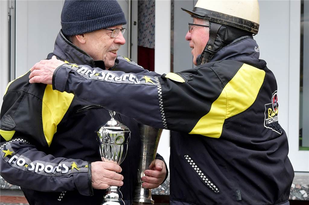 Nordkirchen: Bernd Schlüter am 88. Geburtstag mit einer Vespa überrascht Bernd Schlüter (r.) freute sich riesig über die gelungene Überraschung, die Karl-Gustav Sander organisiert hatte.