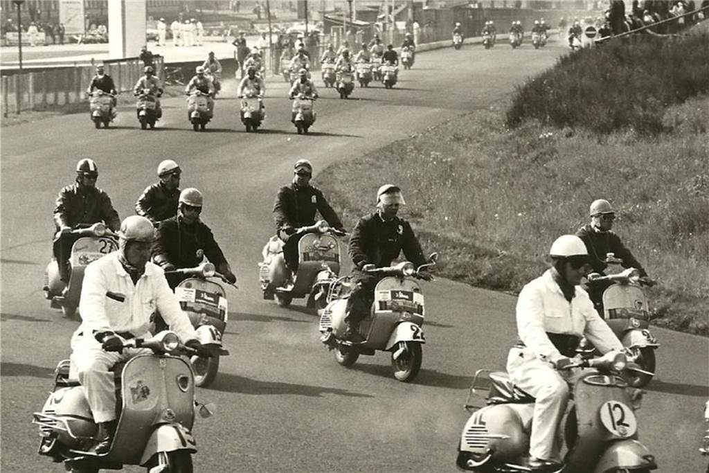 Schnapszahlen-Geburtstag: Bernd Schlüter fand auf der Vespa sein Glück Bernd Schlüter startete auch 1961 bei der Vespa-Europameisterschaft auf dem berühmten Nürburgring in der Eifel.