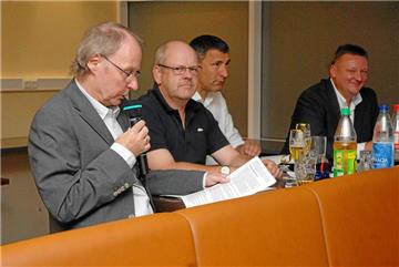Bernd Schnieder (l.) ist der neue starke Mann bei den Eisadlern. 