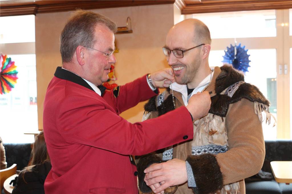 Bernd Schöning überreichte Thomas Schulte den Karnevalsorden.