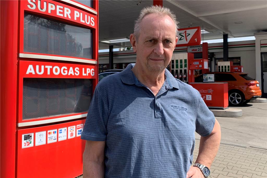 Ende des Tankrabatts: Castrop-Rauxeler erwarten 30 Cent Aufschlag Bernd Sorge steht vor einer Tankstelle in Castrop-Rauxel.