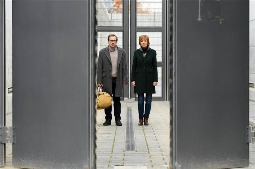 ZDF erneut mit Krimikost erfolgreich Bernd Stach (Florian Teichtmeister) wird aus dem Gefängnis entlassen, Kommissarin Lucas (Ulrike Kriener) begleitet ihn hinaus. Foto: Barbara Bauriedl/ZDF