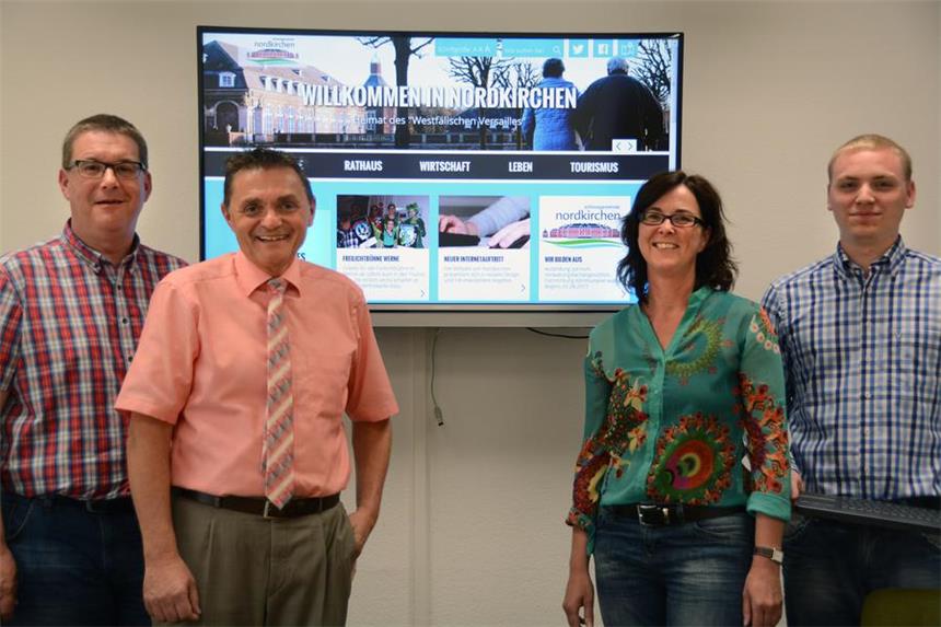 Gemeinde Nordkirchen hat neuen Internet-Auftritt Bernd Tönning (v.l.), Leiter des Fachbereichs Zentrale Dienste, Bürgermeister Dietmar Bergmann, Pressesprecherin Anne Büscher und Marius Schulte, zuständig für Telekommunikation, freuen sich über die neue Webseite der Gemeinde.