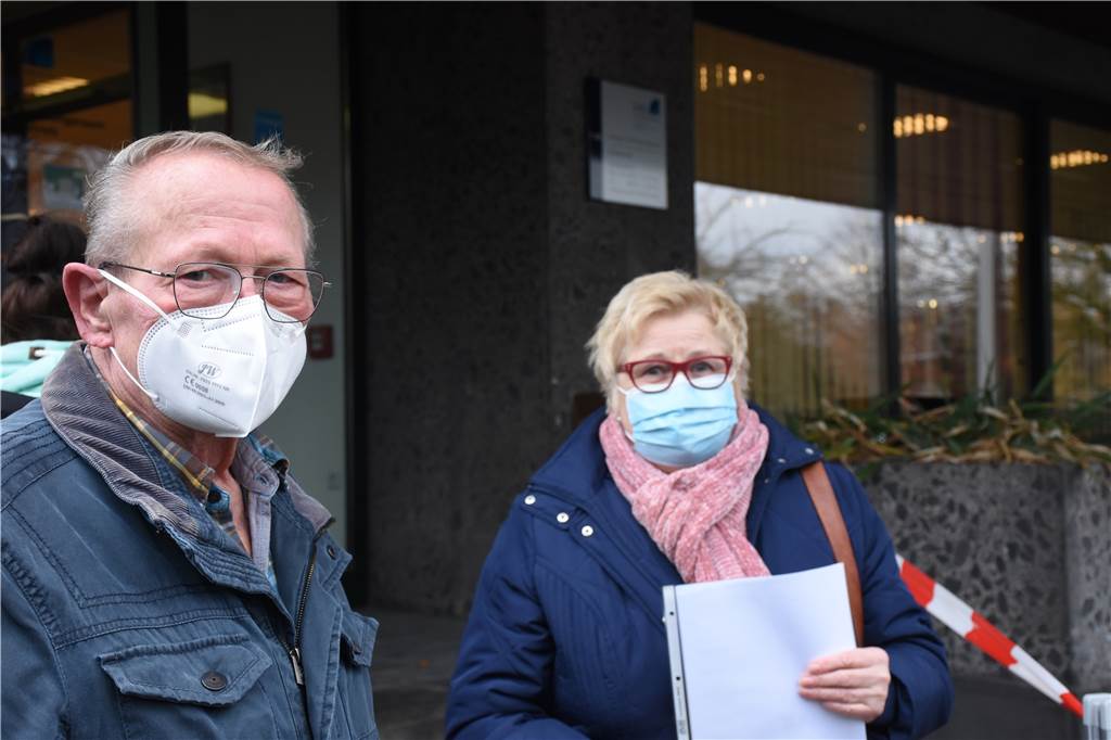 Startschuss in Lüner Impfzentrum: Wer zu früh kommt, muss wieder gehen Bernd und Inge Ganglau sind froh darüber, dass es die Impfstelle in Lünen jetzt gibt. Sie bekommen am Montag ihre Drittimpfung, hoffen aber, das viele Menschen sich jetzt auch noch für die Erste Imfpung entscheiden.