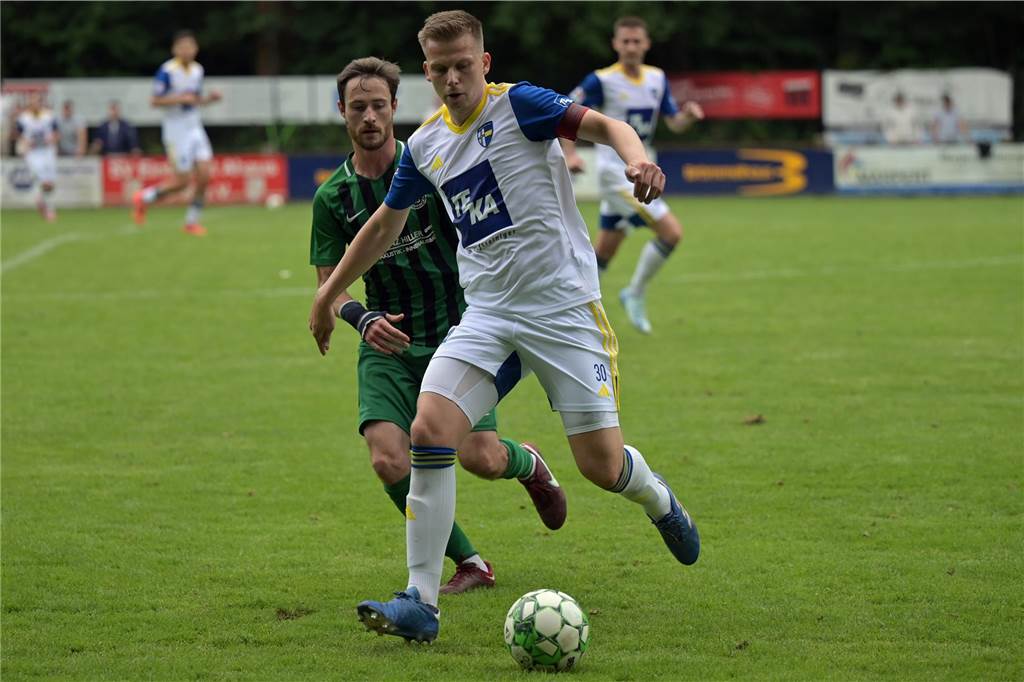 Bernd Verwohlt (r.) und die SpVgg Vreden sicherten sich den Titel, doch Carsten Daldrup und die Offensive des ASC Schöppingen kamen auch gegen den Oberligisten zu guten Chancen.