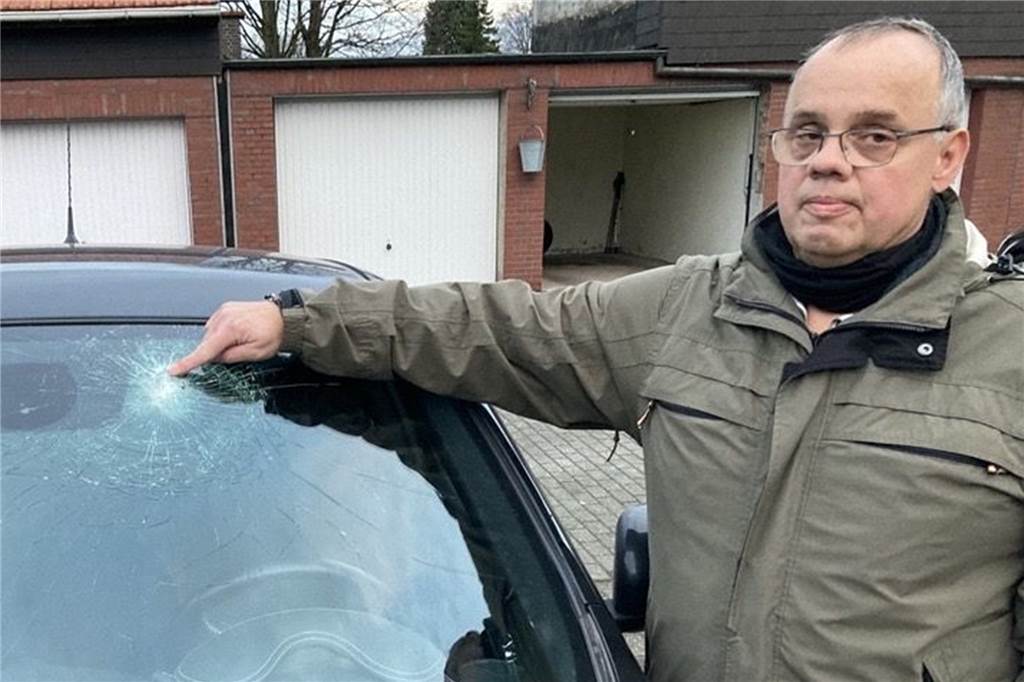Stein fliegt von Brücke in Autoscheibe - Schock für Opa und Enkel Bernd Waselewski (59) zeigt auf die gesplitterte Frontscheibe seines Autos.
