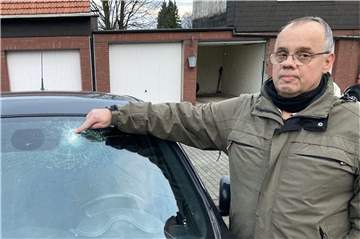 Bernd Waselewski (59) zeigt auf die gesplitterte Frontscheibe seines Autos.