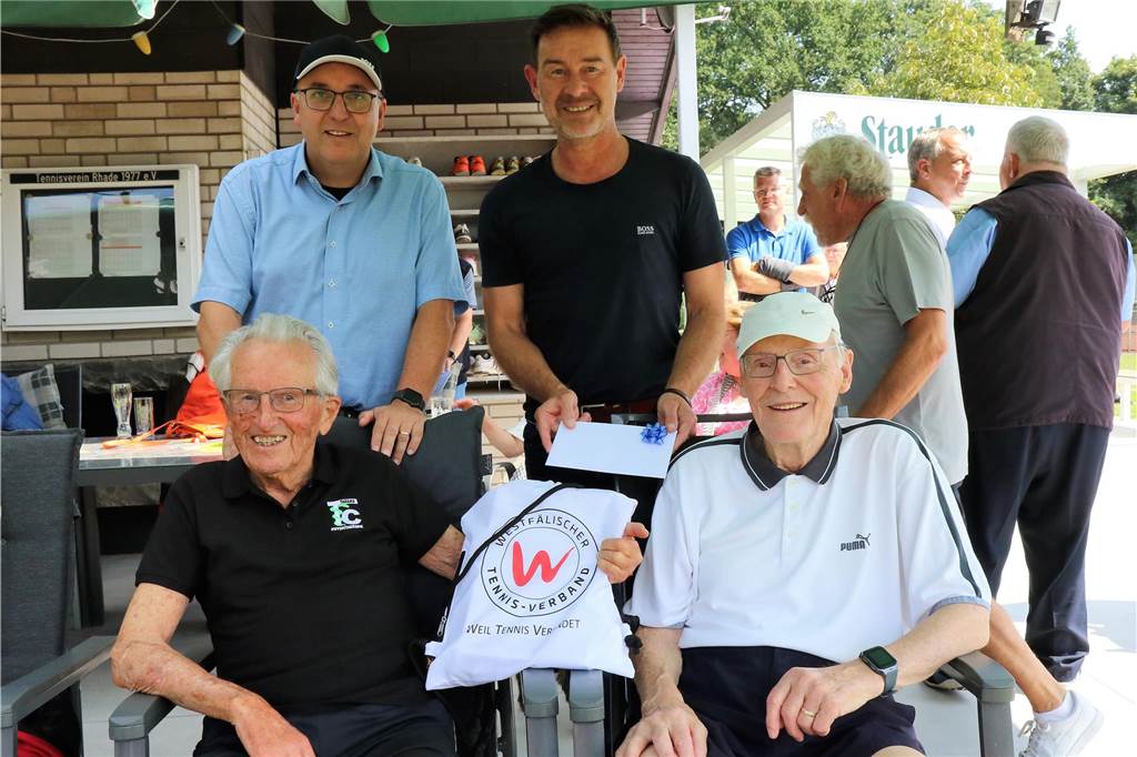 Deutschlands ältestes Doppel spielt in Rhade: Guinnessbuch-Antrag läuft Bernd Weismüller und Michael Maiß (o.v.l.) freuten sich mit Dietrich Elsner und Egon Kraft (u.v.l.) über einen gelungenen Tag.