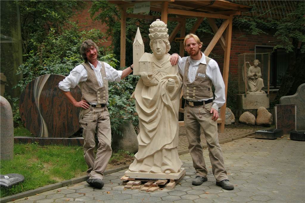 Altes Handwerk im Wandel - Der Steinmetz fertigt jetzt auch QR-Codes Bernd Wirtz und Jens Eilert mit dem Heiligen Sixtus im Jahr 2007