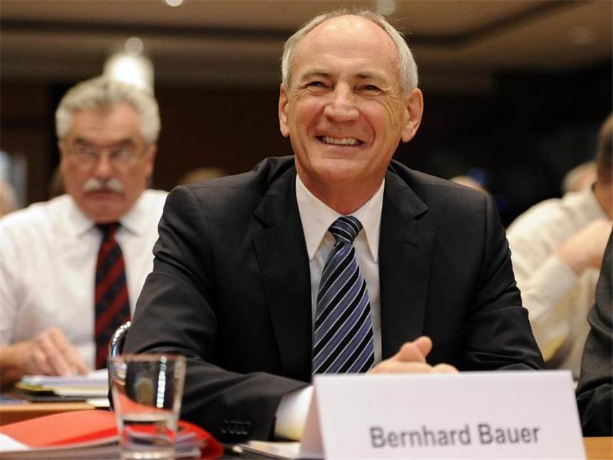 Neuer Handball-Chef Bauer: Trittsteine legen Bernhard Bauer wird auf dem Bundestag des DHB in Düsseldorf zum Präsidenten gewählt. Foto: Marius Becker