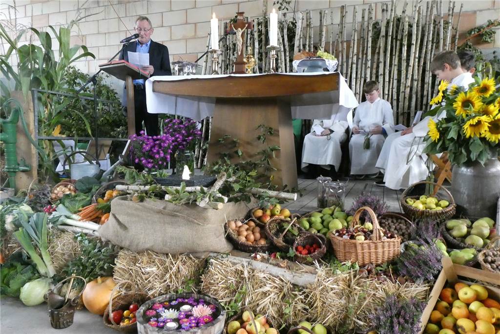 „Unsere Lebensmittel müssen ihren Preis haben“: Deutlicher Appell beim Erntedankfest Bernhard Brüse, Vorsitzender des Landwirtschaftlichen Ortsvereins Olfen, fand in seiner Schlußansprache Dankesworte, sagte aber auch Kritisches.