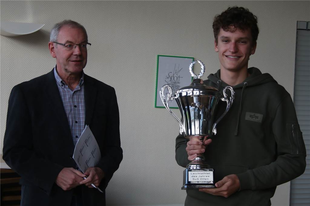 SuS Olfen kürt Leichtathleten des Jahres: „Bestätigung für die Leistung“ Bernhard Bußmann (l.) überreichte Luca Brückner den Pokal für den Leichtathleten des Jahres.