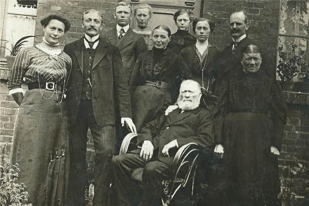 Heiraten 1918: Selbst das Hochzeitsgedicht handelt vom Krieg Hochzeitsgesellschaft von 1919