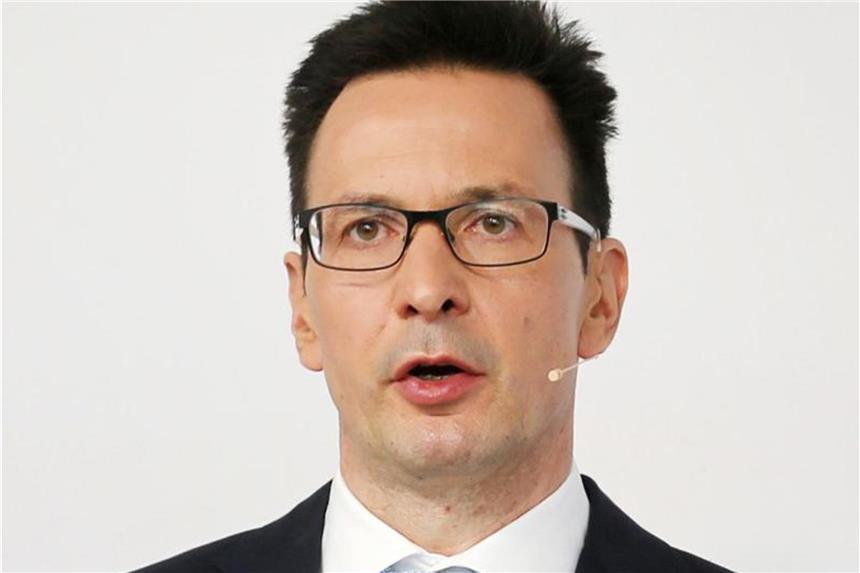 Zehn Wochen nach Säureanschlag: Manager bei Pressekonferenz Bernhard Günther. Foto: Ina Fassbender/Archiv
