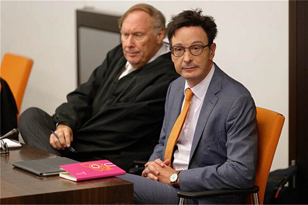 Säureangriff auf Energiemanager Bernhard Günther: Angebliches Alibi Bernhard Günther (r.), Energiemanager, sitzt im Gerichtssaal neben seinem Anwalt Martin Meinberg.