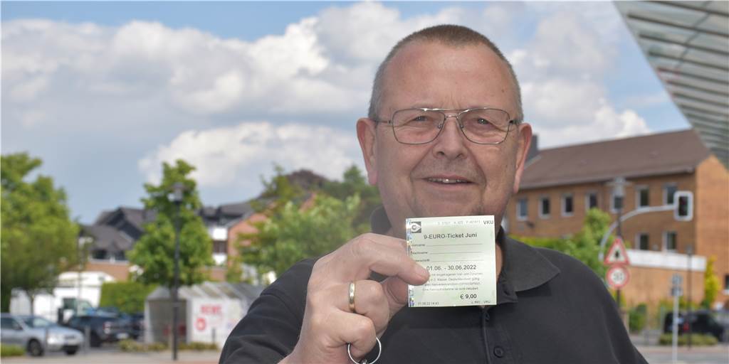 Mit Video: Neun-Euro-Ticket in Werne nicht überall erhältlich Mann mit Brille und Fahrkarte