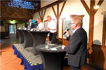 Bernhard Laukötter (CDU), Gerd Heuser (UWG) und Dieter Berkemeier (parteilos, v.l.) haben sich am Dienstagabend in der Festscheune vom Dorf Münsterland im direkten Duell gemessen. Die Fragen stellten Redaktionsleiter Bernd Schlusemann (Foto) und Redakteur Johannes Schmittmann.
