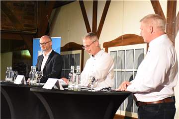 Bernhard Laukötter, Gerd Heuser und Dieter Berkemeier (v.l.) diskutierten bei der Podiumsdiskussion über zahlreiche Themen.