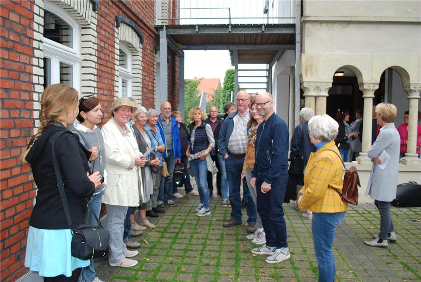 Bernhard Laukötter (M.) erzählte aus alten Stiftstagen und führte an historische Stätten. Stärkung gab es danach im Dormitorium, wo viele freiwillige Helfer Pflaumenkuchen anboten.