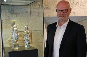 Bernhard Laukötter will als Bürgermeister ins Legdener Rathaus einziehen. Das Dormitorium ist für ihn ein ganz besonderer Ort. Speziell in der Vitrine mit den Reliquienstatuetten der Heiligen Brigida und der Heiligen Margareta sieht der 53-Jährige das Verbindende von Legden und Asbeck. 