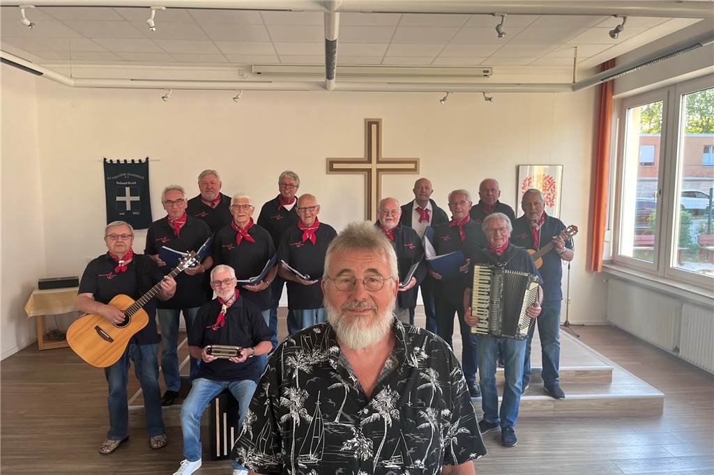 Trotz weitem Weg zum Meer: Warum ein Lüner Chor Seemannslieder singt Bernhard Lüke (vorn) leitet den Lüner Shanty-Chor seit 2018. Für die Stimmen seiner 14 Sänger arrangiert er die traditionellen Seemannslieder neu.