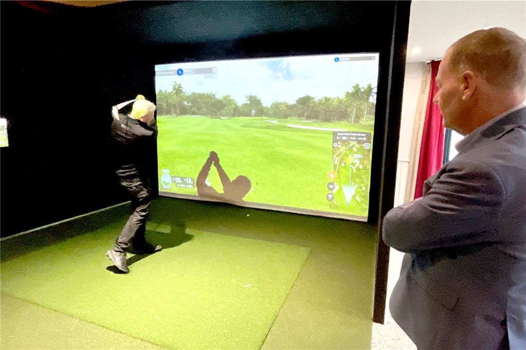 Abschlag vor der Leinwand: Golf wird jetzt auch drinnen gespielt Bernhard Meyer blickt dem Profi Colin Tomlinson beim Abschlag über die Schulter. Die Indoor-Simulatoren sollen auch für Training neue Optionen bieten.