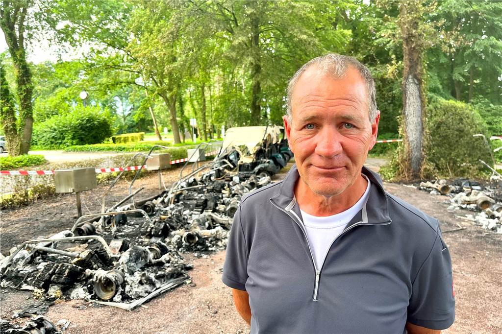 17 Golfcarts brennen komplett aus: Riesiger Schaden am Ahauser Golfclub Bernhard Meyer vor den ausgebrannten Golf-Carts