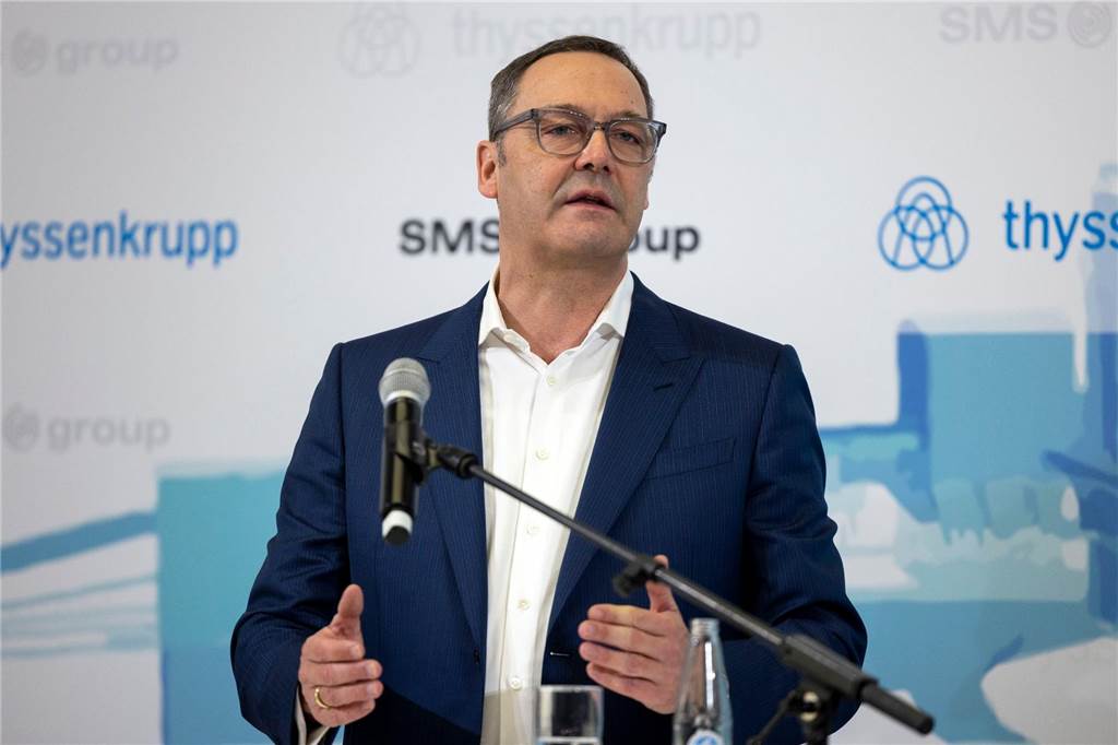 Stahlarbeiter von Thyssen-Krupp streiken spontan: Standort in Gefahr Bernhard Osburg, Chef der Thyssenkrupp Steel Europe AG, spricht in ein Mikrofon.