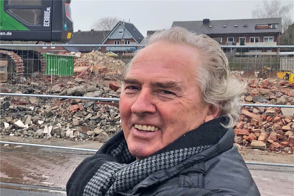 Mit Video: Alte Lichtgitter-Gebäude jetzt dem Erdboden gleichgemacht Bernhard Rensing beobachtet die Abrissarbeiten. An das Verwaltungsgebäude hat er noch berufliche Erinnerungen.