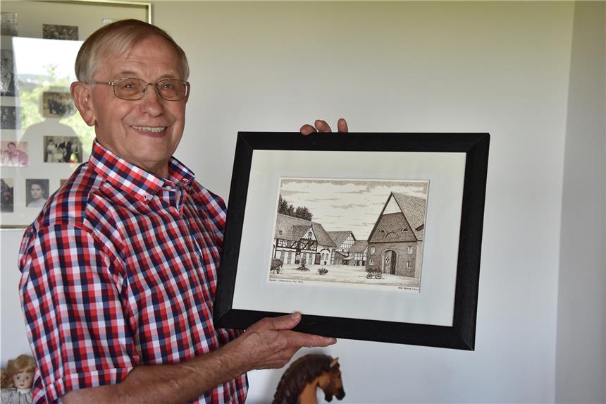 Bernhard Vickermann wird 85 Jahre alt- und will vielen Mitstreitern etwas sagen Bernhard Vickermann hält eine Federzeichnung seines ehemaligen Hofes in Händen. Dort haben die bekannten alljährlichen Sommerfeste mit tausenden Besuchern stattgefunden. Said Rezek