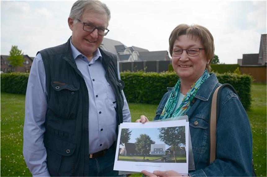 Stadtrat ebnet Weg für den Wiederaufbau Bernhard Wessling (l.), Vorsitzender des Heimatvereins Graes und die Graeser Ortsvorsteherin Margarete Enste (CDU) zeigen einen ersten groben Entwurf des Spiekers. Er soll die Lücke zwischen Kotten und Schirmschoppe schließen.