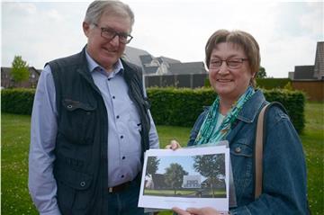 Bernhard Wessling (l.), Vorsitzender des Heimatvereins Graes und die Graeser Ortsvorsteherin Margarete Enste (CDU) zeigen einen ersten groben Entwurf des Spiekers. Er soll die Lücke zwischen Kotten und Schirmschoppe schließen.