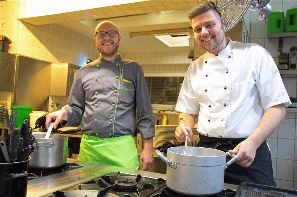 Mit Video: Jungkoch (22) aus Werner Restaurant peilt die Welt der Sterne an Bernhard Wittenbrink (l.) freut sich mit dem ehemaligen Azubi über das gute Prüfungs-Ergebnis.