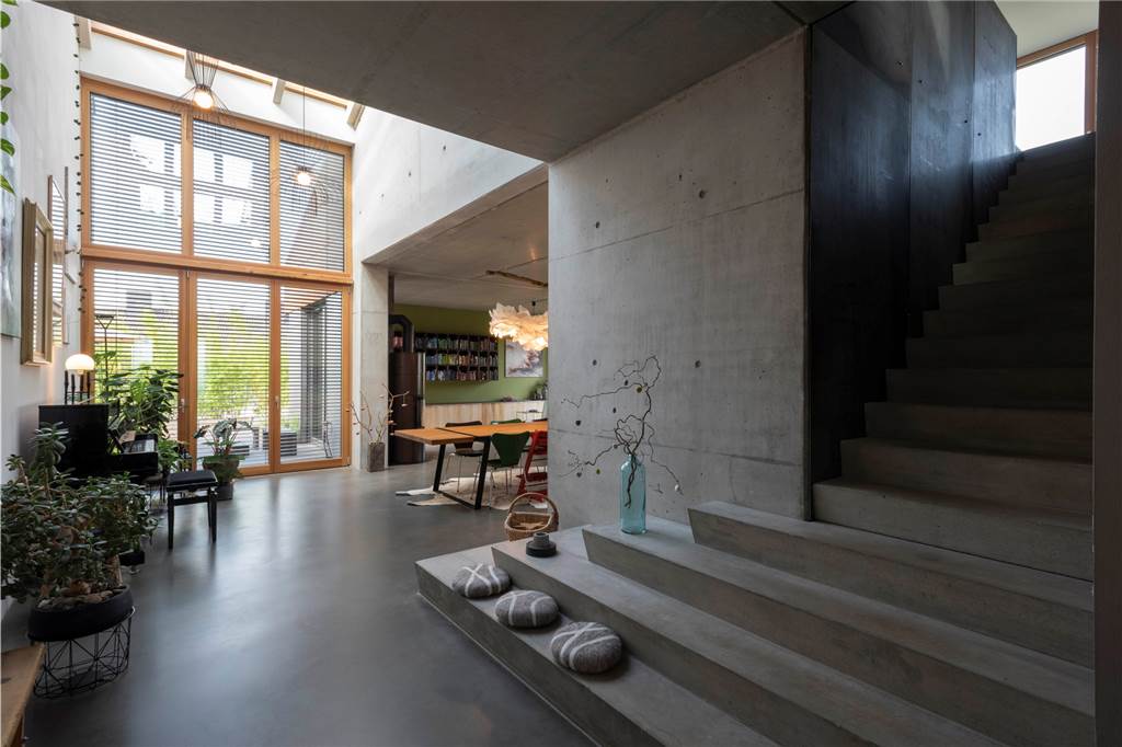 Leben auf dem Bunker oder im Denkmal – Dortmunds außergewöhnlichste Wohnhäuser Bert Bielefeld und Isabella Skiba wohnen in einem Haus, das auf einen Luftschutzbunker gebaut wurde. Im Haus setzt das Architektenpaar auf raue Materialien und warme Farben.