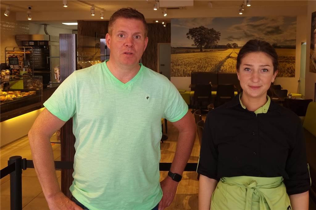 Stufe 1: Neue Lockerungen ab Freitag in Haltern - fällt die Maskenpflicht? Berthold Brinkert (l.), Inhaber der Bäckerei Berthold’s - Der Naturbäcker an der Rekumer Straße, mit Filialleiterin Stefanie Zerr.