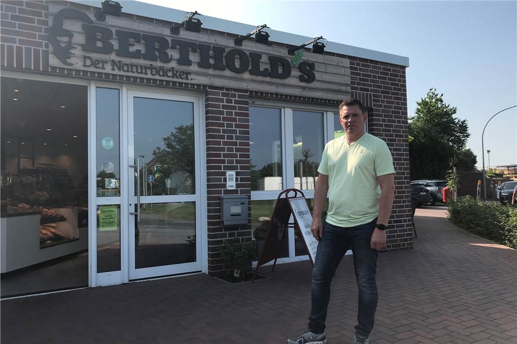 Berthold Brinkert vor seiner Bäckerei in Olfen.