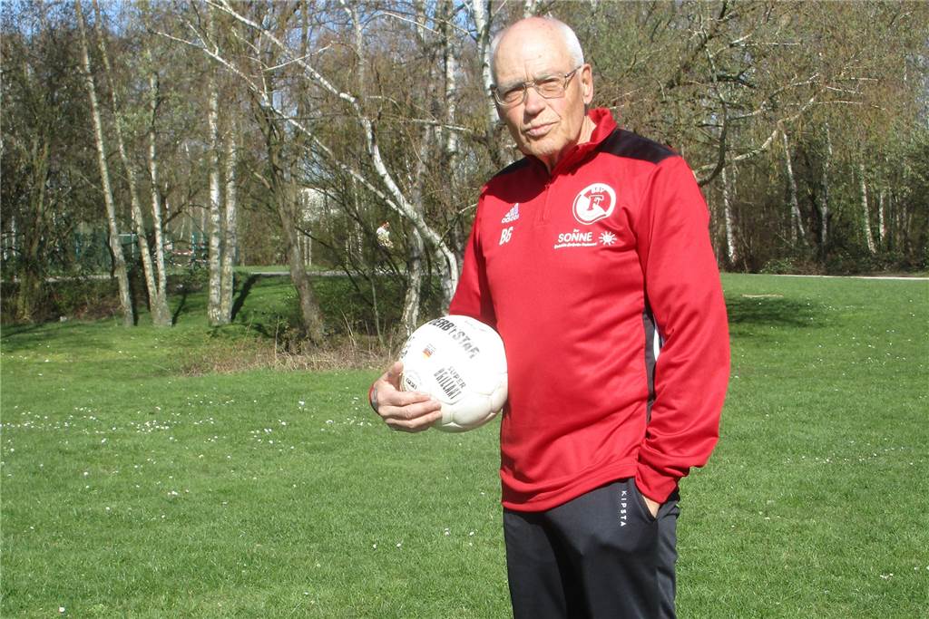 Ältester Fußballer Dortmunds: 82-Jähriger spielte einst mit Watzke und gegen Adi Preißler Berthold Goreth dort, wo er am liebsten ist: an der frischen Luft.