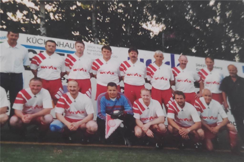 Ältester Fußballer Dortmunds: 82-Jähriger spielte einst mit Watzke und gegen Adi Preißler Berthold Goreth (untere Reihe, ganz rechts) mit den Alten Herren des SV Rot-Weiß Erlinghausen. Mit dabei war auch Hans-Joachim Watzke (obere Reihe, zweiter von rechts).