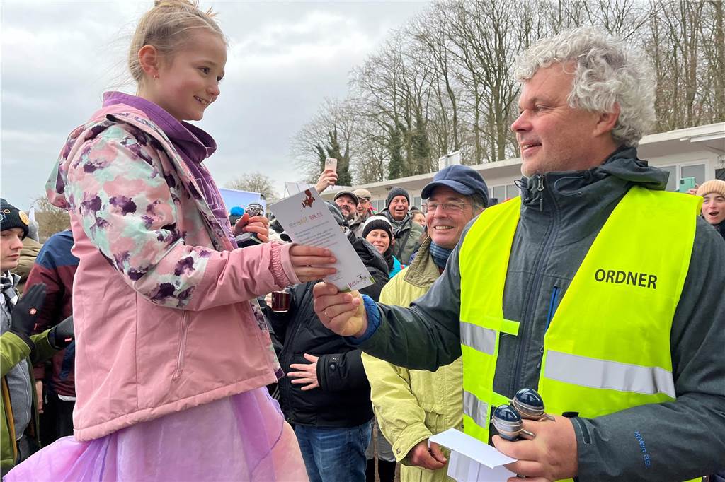 Berthold Kröger und Dr. Thomas Schmidt gratulierten Marlene Allerdisse zum ersten Preis. Zum ersten Mal wurden auch die Kostüme von Kindern bewertet. Es gab zur Freude von Marlene eine Jahreskarte für den Ketteler Hof.