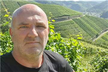 Bertold "Berti" Kortbus mitten in der Weinberglandschaft rund um Dernau.