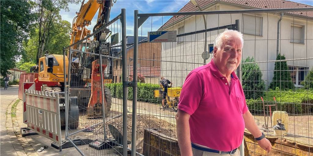 Plötzlich ist Fernwärme heiß begehrt – Bertram Sobottka (77) hätte sie auch gern Bertram Sobottka (77) steht an der Kanalbaustelle an der Elisabethstraße. Hier könnten doch Fernwärmeleitungen für sein Haus verlegt werden, meint er – für wenig Geld.
