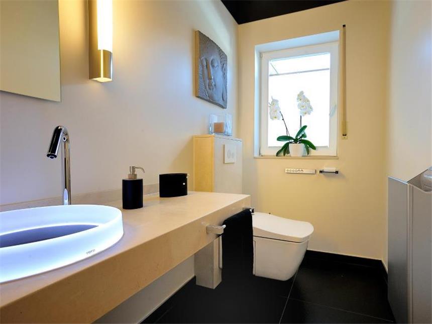 Pillen-Alarm und Co.: Was das vernetzte Badezimmer kann Berührungslos: Dieses moderne Bad mit Dusch-WC verfügt über ein Waschbecken mit Sensortechnik und einen automatischen Händetrockner. Foto: Aqua Cultura/Wolfgang John
